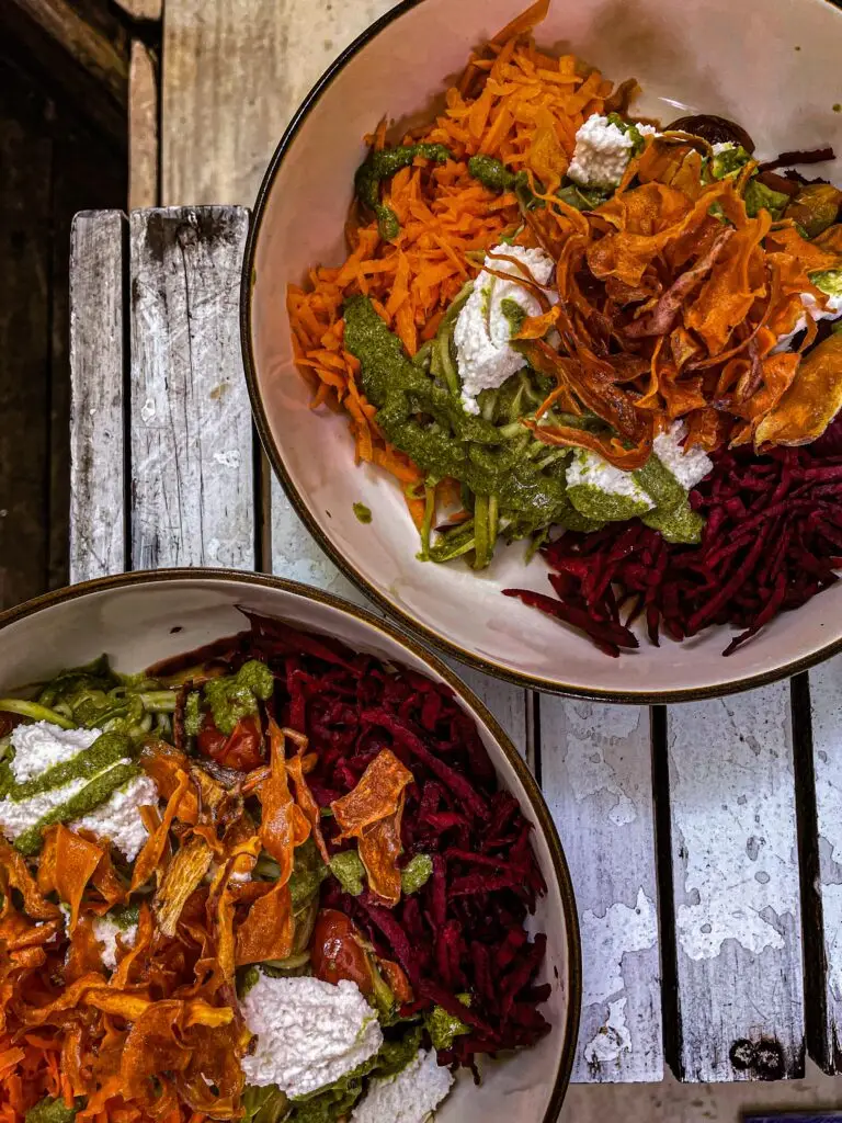 Photo von zwei Schalen mit bunten, lecker aussehenden Salaten.