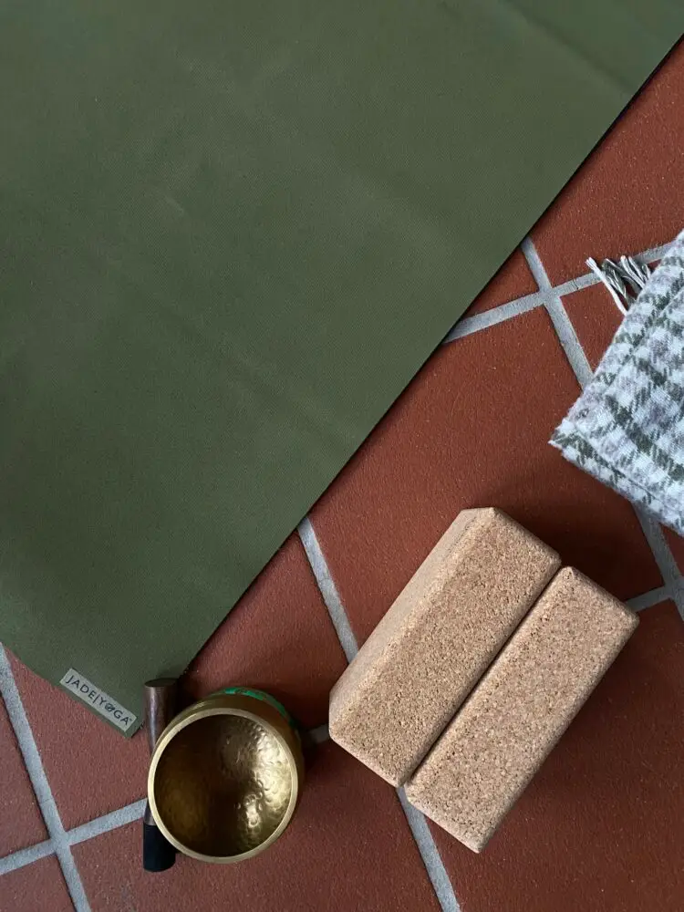 Photo mit Blick von oben auf eine Yogamatte, Yogablöcke und eine Klangschale